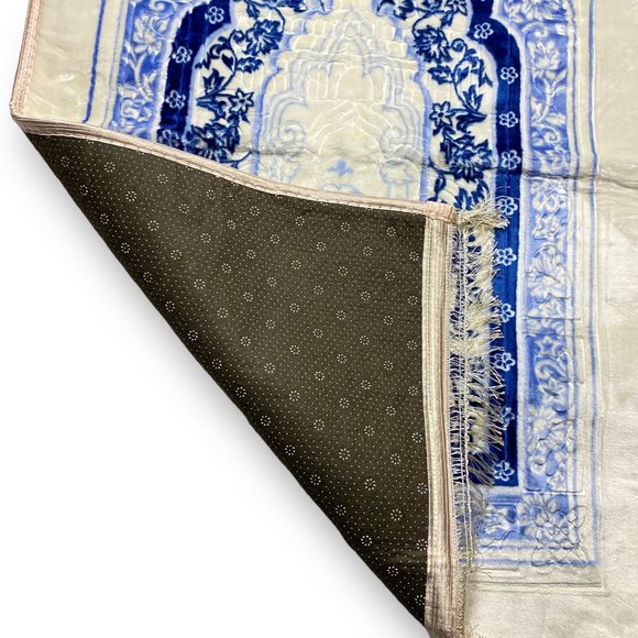 Padded Softness for Islamic Prayers: Non-Slip Prayer Mat - Picture 6 of 9
